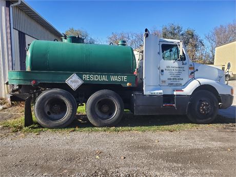 1990 International Vacuum Truck